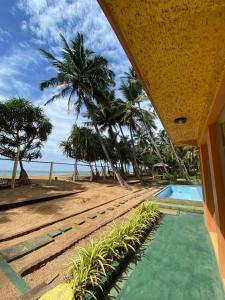 Bazén v ubytování Roy Villa Beach Front nebo v jeho okolí