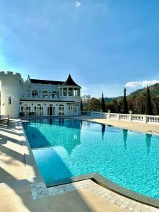 Bazén v ubytování Blue Sky Khao Kho Castell Condo 920 nebo v jeho okolí