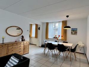 un salon avec une table et des chaises dans l'établissement Holiday bungalow with wifi near beach, à Sint Maartenszee 22 autres photos