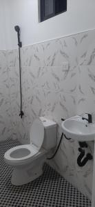 Ένα μπάνιο στο Danel Apartments
