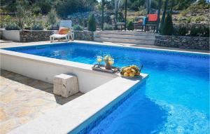 Πισίνα στο ή κοντά στο Cozy Home In Nerezisca With Wifi