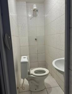 un baño con inodoro y lavabo en Yellow house 4, en Salvador