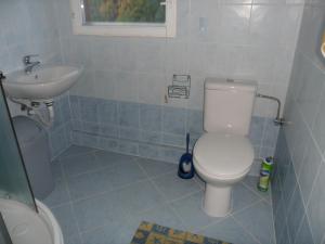 Kamar mandi di Pension Mikulka