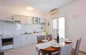 Η κουζίνα ή μικρή κουζίνα στο 1 Bedroom Lovely Apartment In Kanica