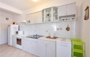 Η κουζίνα ή μικρή κουζίνα στο 1 Bedroom Lovely Apartment In Kanica
