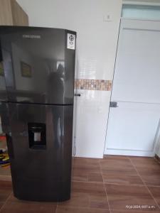 - un réfrigérateur noir à côté d'une porte blanche dans l'établissement superapartamento GIRADOT-RICAURTE, à San Rafael 10 autres photos