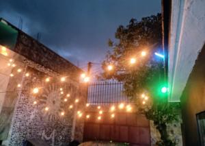 un bâtiment avec des lumières de Noël et un feu vert dans l'établissement Bonita residencia Casa Vera, à Río Blanco