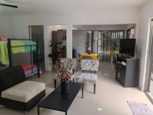 un salon avec un canapé, une table et des chaises dans l'établissement Bonita residencia Casa Vera, à Río Blanco