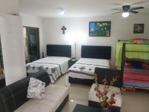 - un salon avec trois lits et un canapé dans l'établissement Bonita residencia Casa Vera, à Río Blanco 26 autres photos
