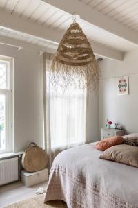 une chambre avec un lit et une grande fenêtre dans l'établissement Villa Magnolia, à Bergen