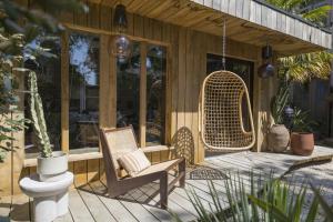 un porche avec une chaise et une balançoire dans l'établissement Villa Magnolia, à Bergen