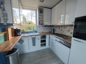 Dapur atau dapur kecil di Holiday retreat in Sint Maartenszee +13 gambar