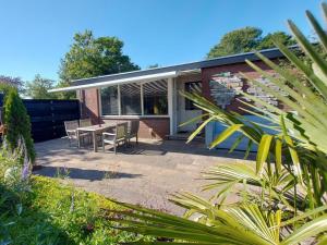 Taman di luar Holiday retreat in Sint Maartenszee