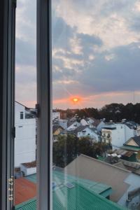 una vista di un tramonto da una finestra di Hong Nhan Hotel a Da Lat