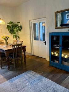 Gambar di galeri bagi 1 Courtyard cottage with hot tub and walled garden di Hubberston