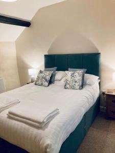 Katil atau katil-katil dalam bilik di 1 Courtyard cottage with hot tub and walled garden