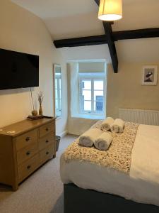 Katil atau katil-katil dalam bilik di 1 Courtyard cottage with hot tub and walled garden +21 gambar
