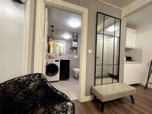 un salon avec une chaise et une machine à laver dans l'établissement Greenkey Studio H17, à Reykjavik