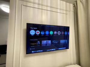 un téléviseur à écran plat accroché au mur dans l'établissement Greenkey Studio H17, à Reykjavik