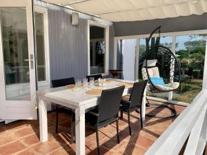 Αίθριο ή υπαίθριος χώρος στο Coastal hideaway bungalow with garden