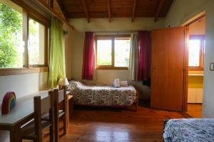a bedroom with a bed and a window at Hermosa Casa cerca del Teleférico Cerro Otto in San Carlos de Bariloche