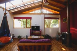 a living room with a couch and a tv at Hermosa Casa cerca del Teleférico Cerro Otto in San Carlos de Bariloche
