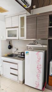 Dapur atau dapur kecil di Lidya Room at student castle apartemen
