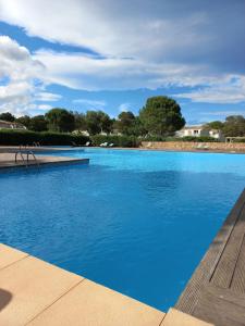 Bazén v ubytování Mini villa avec jardin Cala Rossa - Porto Vecchio nebo v jeho okolí