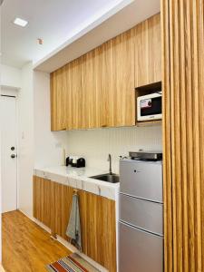 a kitchen with a sink and a microwave at Zen Haven Oasis Free Pool Pet Friendly w Alexa and Netflix in Manila