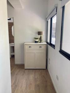 Η κουζίνα ή μικρή κουζίνα στο Departamentos Galarza Alojamiento en Concepción del Uruguay +12 φωτογραφίες