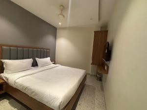 Postel nebo postele na pokoji v ubytování Hotel Sai Samrudhi Western Express Highway