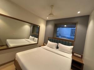 Postel nebo postele na pokoji v ubytování Hotel Sai Samrudhi Western Express Highway