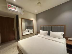 Postel nebo postele na pokoji v ubytování Hotel Sai Samrudhi Western Express Highway