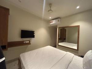 Postel nebo postele na pokoji v ubytování Hotel Sai Samrudhi Western Express Highway