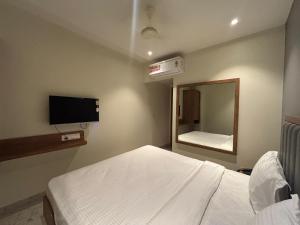TV a/nebo společenská místnost v ubytování Hotel Sai Samrudhi Western Express Highway