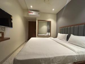 Postel nebo postele na pokoji v ubytování Hotel Sai Samrudhi Western Express Highway