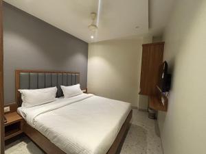 Postel nebo postele na pokoji v ubytování Hotel Sai Samrudhi Western Express Highway