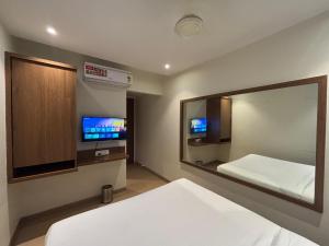 Postel nebo postele na pokoji v ubytování Hotel Sai Samrudhi Western Express Highway
