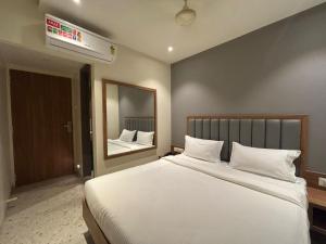 Postel nebo postele na pokoji v ubytování Hotel Sai Samrudhi Western Express Highway