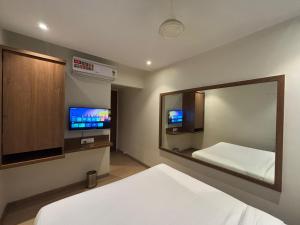 Postel nebo postele na pokoji v ubytování Hotel Sai Samrudhi Western Express Highway