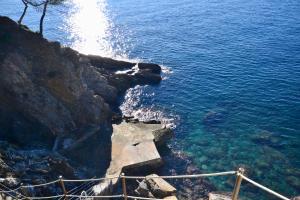ゾアーリにあるTigullio Dreamsの崖の横の海へ続く階段