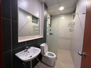 ブリンチャンにあるDelisha 2 Homestay 3R2B The Retreat Nova Kae Farmのトイレ、洗面台、シャワー付きのバスルーム +22枚の写真