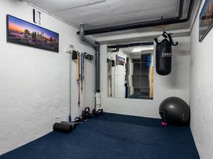 Fitness centrum a/nebo fitness zařízení v ubytování Lantligt gästrum med gratis wifi & bastu