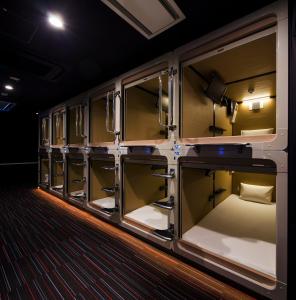 un vagón de tren con asientos vacíos en una habitación en Tokyo Ariake Bay Hotel, en Tokio