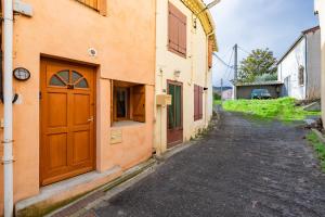 un callejón con puerta de madera en un edificio en L'Écrin des Bois - Au bord de l Aude, en Espéraza