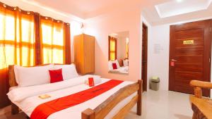 Postel nebo postele na pokoji v ubytování RedDoorz Plus @ Jollydays Hotel Nueva Ecija