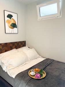 Postel nebo postele na pokoji v ubytování Wygodny apartament 601, sauna, bilard, siłownia, sala zabaw dla dzieci