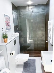Koupelna v ubytování Wygodny apartament 601, sauna, bilard, siłownia, sala zabaw dla dzieci