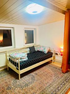 a bedroom with a bed in a room at Monteurunterkunft, Ferienwohnung in Staufenberg