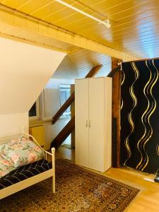 a room with a bunk bed and a staircase at Monteurunterkunft, Ferienwohnung in Staufenberg